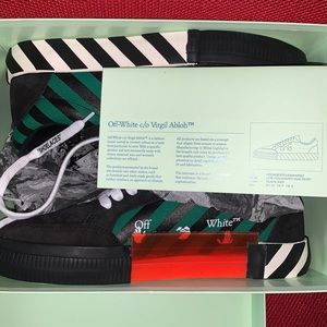 Off-White Arrow Stripe Vulcanized Low-Top Sneakers